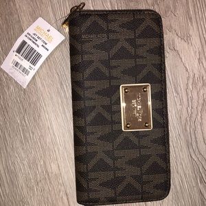 New Michael Kors Jet Set Brown Logo Wallet